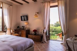 sypialnia z łóżkiem i dużym oknem w obiekcie Al Castello Resort w mieście Sillavengo