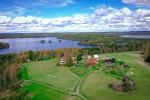 een luchtfoto van een huis naast een meer bij Metsäsydän huonemajoitus in Puumala