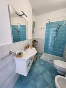 une salle de bains avec lavabo, douche et toilettes dans l'établissement Divina Seaside Suite Ischia, à Ischia 18 autres photos