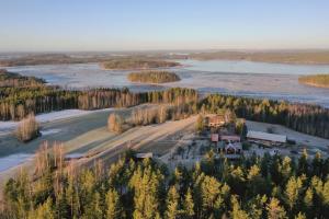 een luchtzicht op een huis en een rivier bij Metsäsydän huonemajoitus in Puumala