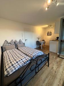 Postel nebo postele na pokoji v ubytování Garten mit einzigartigem Panoramablick UG schöne Kellerwohnung mit großem hellen Fenster - nahe Bodensee und Messe