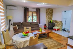 una sala de estar con un sofá y una mesa en Apartman Ozimice 2, en Bihać