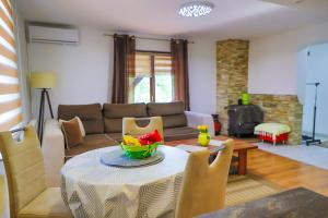 una sala de estar con una mesa y un sofá en Apartman Ozimice 2, en Bihać 35 fotos más