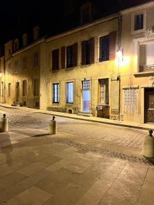 an empty street in an old building at night at "La Grenouille" Centre historique - Les Terres du Roy in Avallon