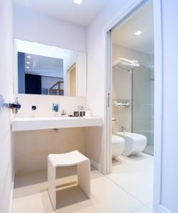 bagno bianco con lavandino e servizi igienici di Suite 136 a Palermo