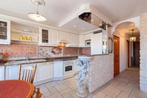 Kuchyň nebo kuchyňský kout v ubytování 2 PIECEs BALCON VUE IMPRENABLE MER---VILLE---MONTAGNE