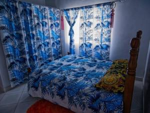 En eller flere senge i et værelse på The Blue Wave