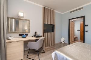 Televiisor ja/või meelelahutuskeskus majutusasutuses Berkeley Hotel