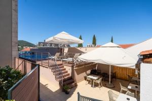 Bassein majutusasutuses Berkeley Hotel või selle lähedal