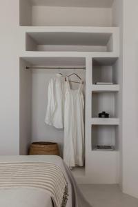 Кровать или кровати в номере Om Living Milos