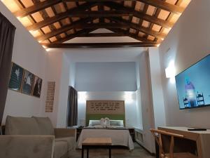 a living room with a couch and a table at Hospedería La Cilla in La Puebla de Cazalla