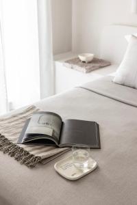 Кровать или кровати в номере Om Living Milos
