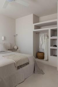 Кровать или кровати в номере Om Living Milos