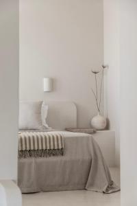 Кровать или кровати в номере Om Living Milos