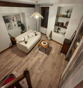 a living room with a white couch and a table at "La petite maison" Triplex au centre ville - Les Terres du Roy in Avallon