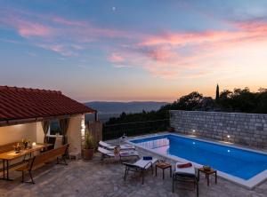 Willa z basenem i patio w obiekcie Villa Source with Private Pool w mieście Pridvorje