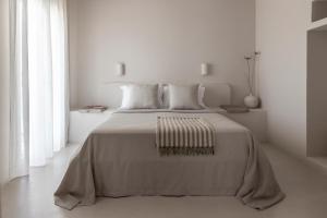 Кровать или кровати в номере Om Living Milos