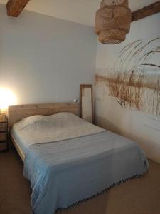 Postel nebo postele na pokoji v ubytování Maison de ville + 2 fotografie