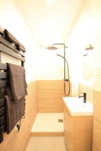 Φωτογραφία από το άλμπουμ του Disponible - Appartement Entier Rénové - Canapé Lit Emma - RERB, 5mn Paris - 2 pers - Parking Rue Gratuit - Tout équipé - 1er étage - 3 σε Arcueil +26 φωτογραφίες