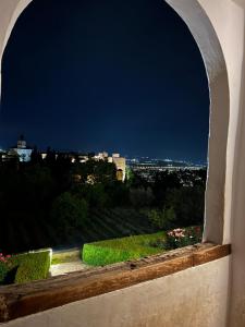 een raam met uitzicht op de stad 's nachts bij Sea views and bbq in Ciudad Quesada