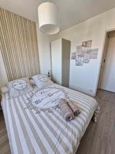 ein Schlafzimmer mit einem Bett, auf dem zwei Handtücher liegen in der Unterkunft Villers vue sur mer in Villers-sur-Mer