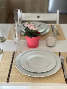 Ionian home في Exanthia: طاولة عليها لوحة بيضاء وزرع