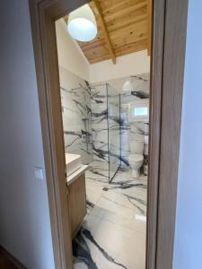 Ionian home في Exanthia: حمام به مرحاض وجدار زجاجي