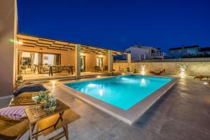 Basen w obiekcie Villa Skyfall ZadarVillas lub w pobliżu