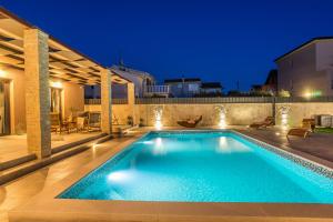 Basen w obiekcie Villa Skyfall ZadarVillas lub w pobliżu