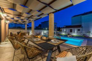 Basen w obiekcie Villa Skyfall ZadarVillas lub w pobliżu