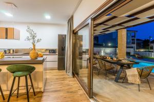 Basen w obiekcie Villa Skyfall ZadarVillas lub w pobliżu