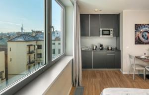Kuchyňa alebo kuchynka v ubytovaní VN17 Rooftop Suites by Adrez