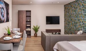 Televízia a/alebo spoločenská miestnosť v ubytovaní VN17 Rooftop Suites by Adrez