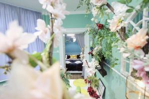 トルンにあるSzeroka Center Nowa by Rentoomのピンクの花が咲いた部屋の鏡 +3枚の写真