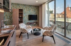 Televízia a/alebo spoločenská miestnosť v ubytovaní VN17 Rooftop Suites by Adrez