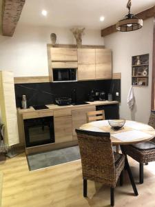 Η κουζίνα ή μικρή κουζίνα στο La Pierre De Lave appartement Le Corsaire