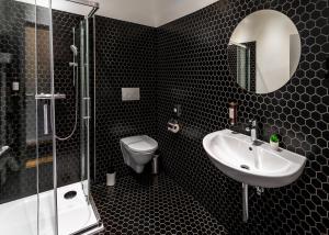 Kúpeľňa v ubytovaní VN17 Rooftop Suites by Adrez