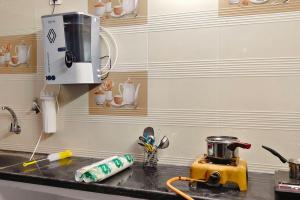 ティルパティにあるTiruchanoor Home stayのキッチン(コーヒーメーカー付)