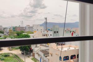 ティルパティにあるTiruchanoor Home stayのバルコニーからの街の景色