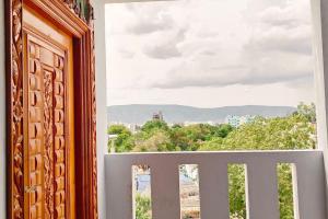ティルパティにあるTiruchanoor Home stayの市街の景色を望む窓