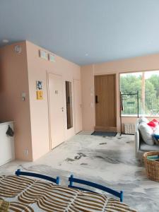 a living room with a bed and a couch at Huoneisto Sipoossa in Helsinki +9 photos