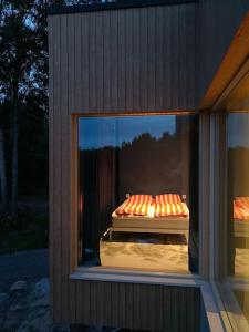 a reflection of a bed in a window at Huoneisto Sipoossa in Helsinki