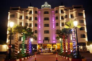 un edificio de hotel con luces de Navidad delante de él en Atlantis Bejaia Aéroport, en Bugía
