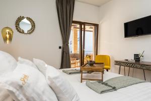 Łóżko lub łóżka w pokoju w obiekcie Villa Skyfall ZadarVillas