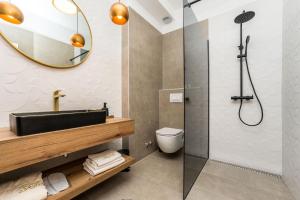 Łazienka w obiekcie Villa Skyfall ZadarVillas