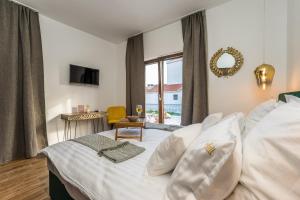 Telewizja i/lub zestaw kina domowego w obiekcie Villa Skyfall ZadarVillas