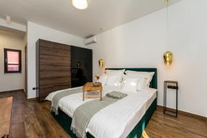 Łóżko lub łóżka w pokoju w obiekcie Villa Skyfall ZadarVillas