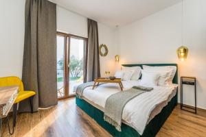 sypialnia z dużym łóżkiem i oknem w obiekcie Villa Skyfall ZadarVillas w Bibinje +32 zdjęcia