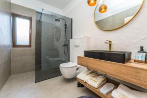 Łazienka w obiekcie Villa Skyfall ZadarVillas