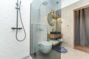 Łazienka w obiekcie Villa Skyfall ZadarVillas